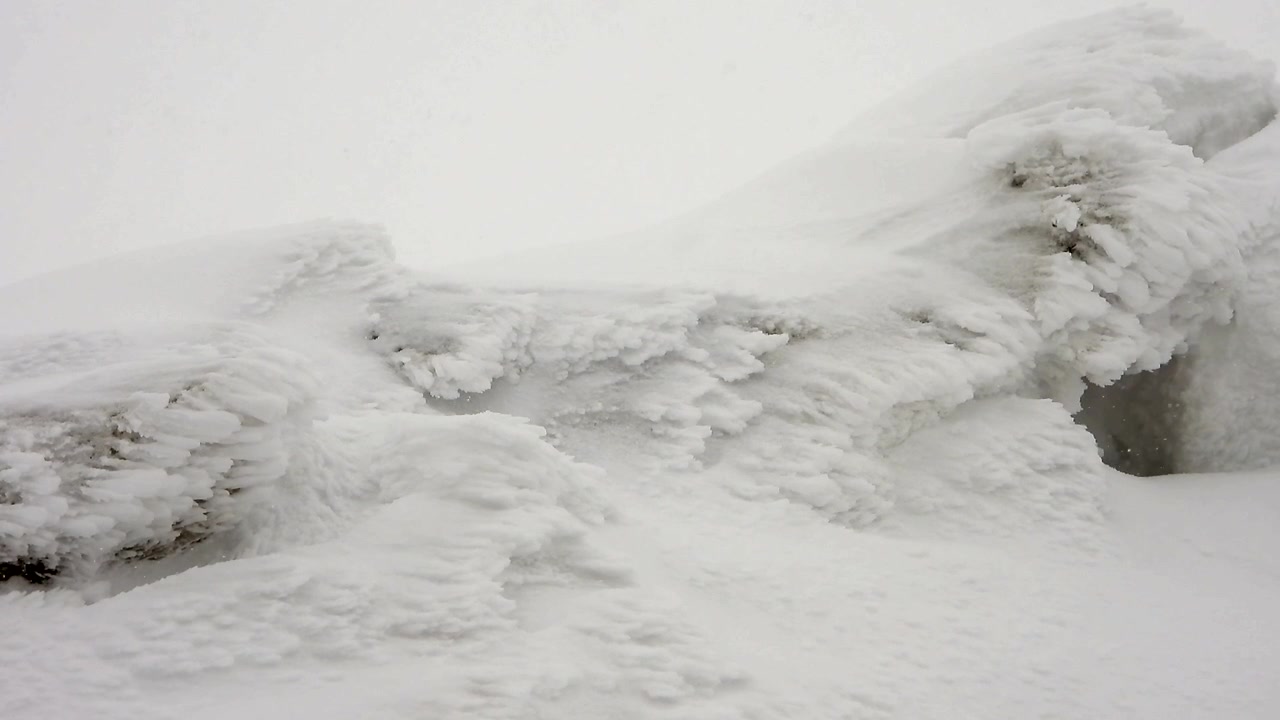 Schneebedeckte Berglandschaft während eines Wintersturms