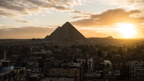 Estallido-De-Sol-Dorado-Sobre-El-Famoso-Monumento-Turístico-De-Las-Grandes-Pirámides-De-Giza