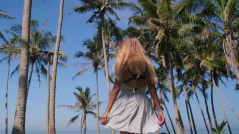 una mujer disfrutando de unas vacaciones en una playa tropical.
