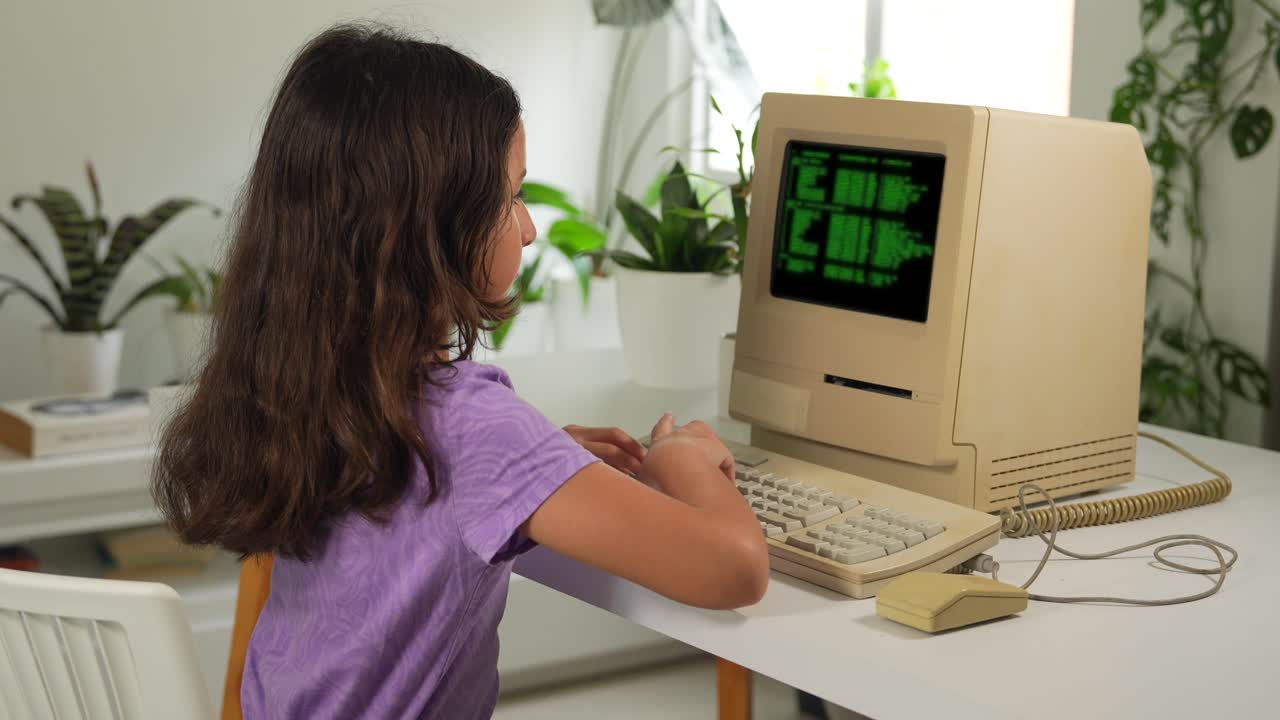 niña hispana escribiendo o programando en una vieja computadora retro con el código fuente mostrado en el monitor