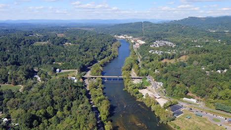 Vista-Aérea-Del-Antiguo-Puente-De-La-Autopista-Leicester-Sobre-El-Río-French-Board-En-Asheville,-Carolina-Del-Norte,-Estados-Unidos