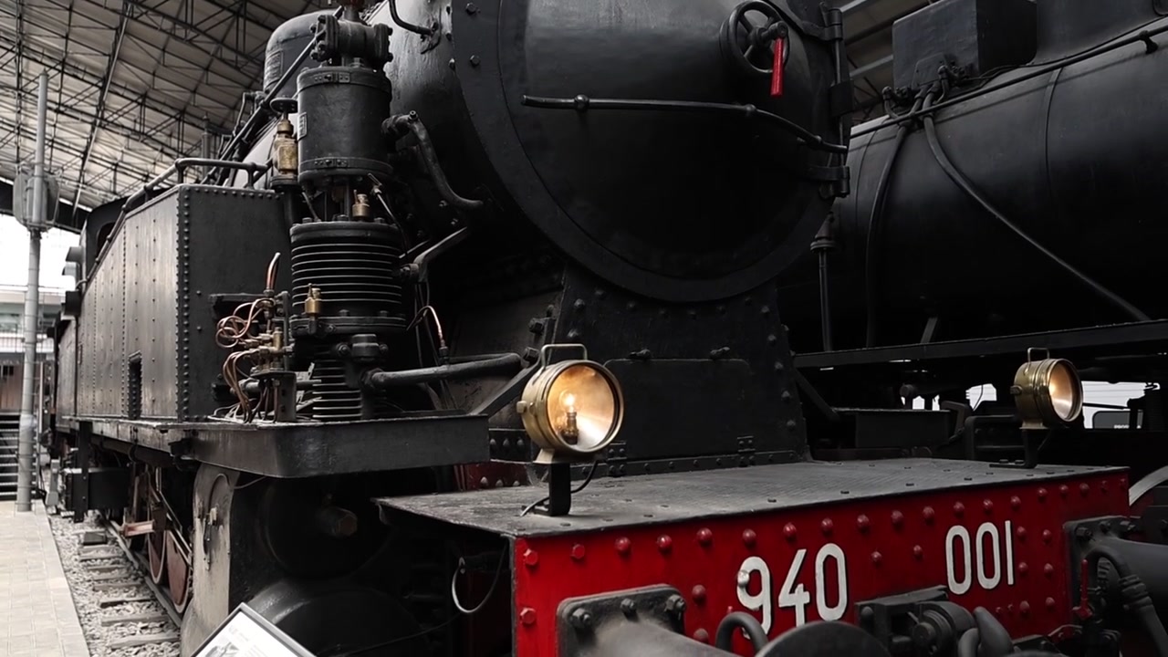 Locomotiva a Vapor Vintage Estacionada Dentro de um Museu Ferroviário