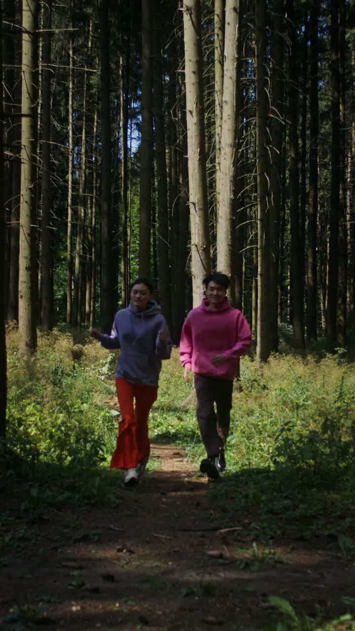 Jong stel dat door het bos rent