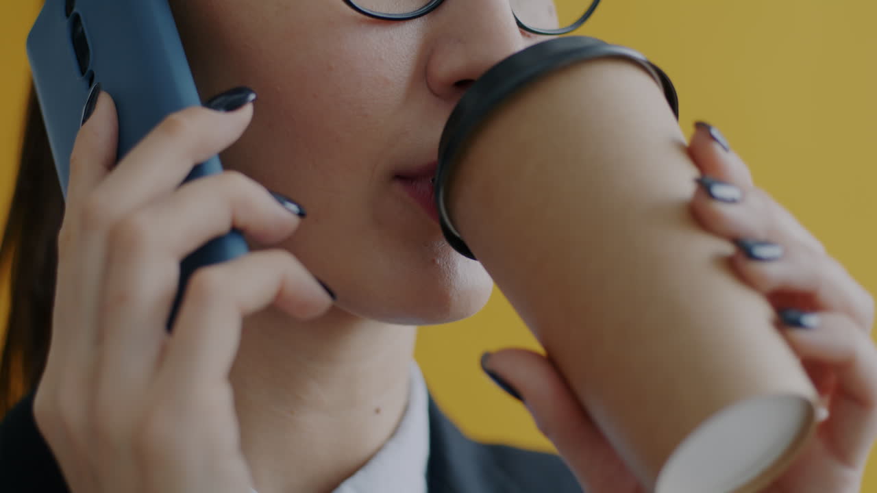 전화 통화 중인 여자