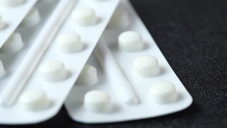 pastillas blancas en envases de blister