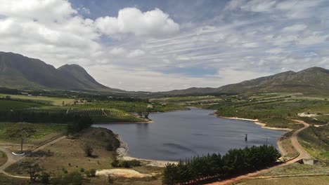 Zona-De-Viñedos-En-Sudáfrica-Con-Lagos,-Viñedos,-Montañas-Y-Granjas