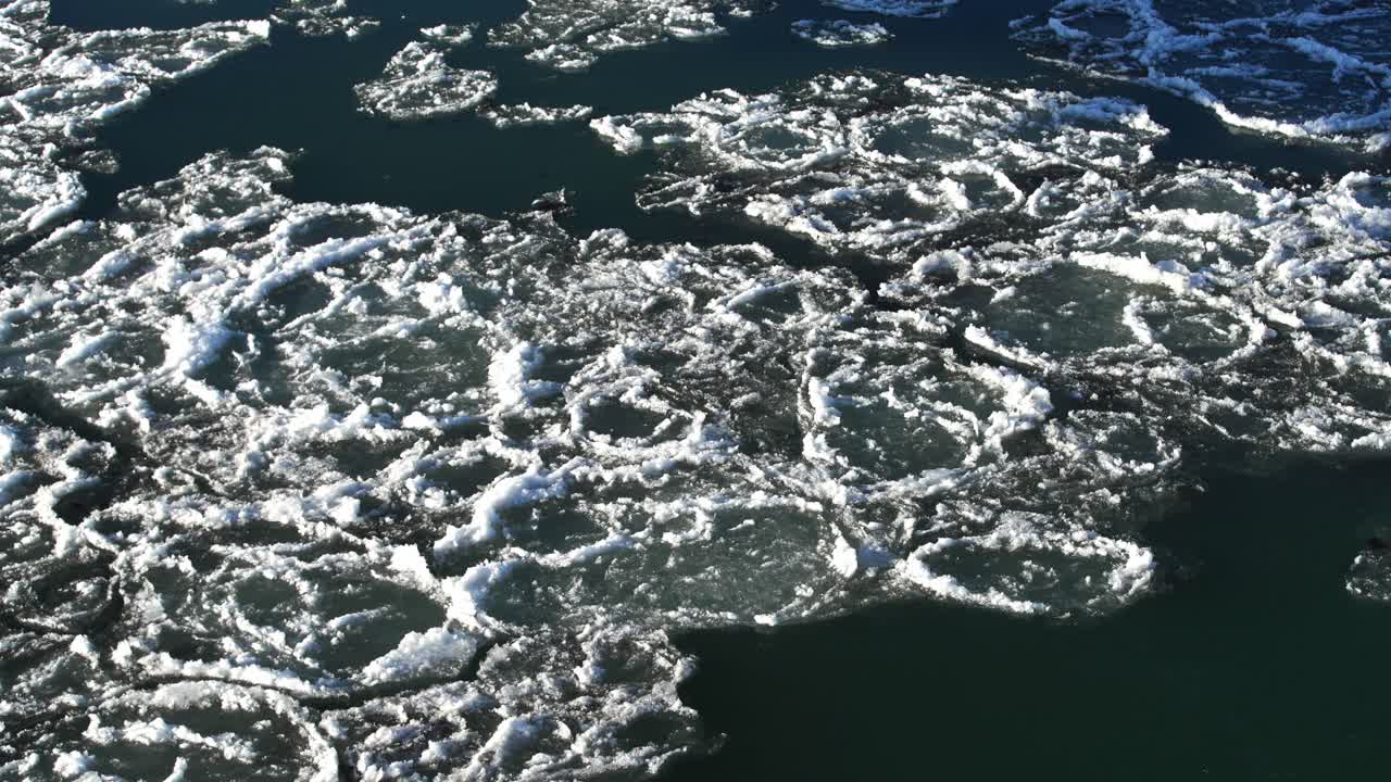 떠다니는 얼음은 아이슬란드의 강을 따라 부드럽게 떠다니고 있습니다.