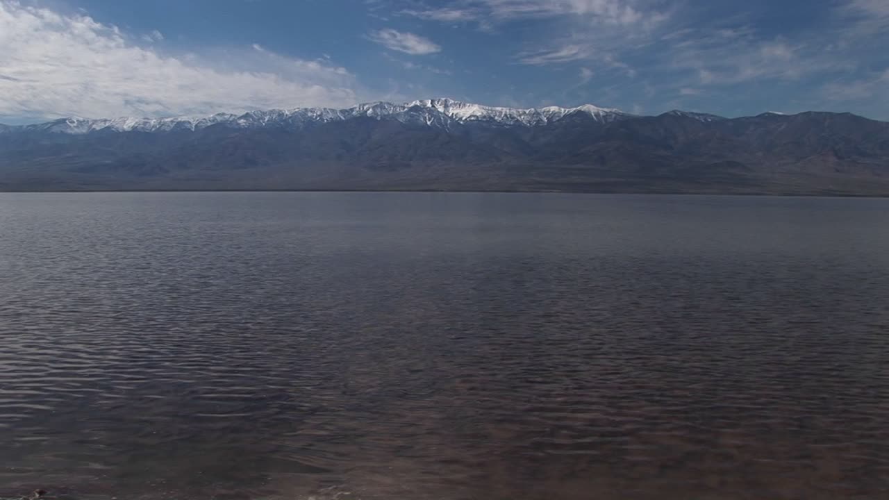 데스밸리 국립공원에 있는 배드워터 호수와 아울스헤드 산맥의 롱샷