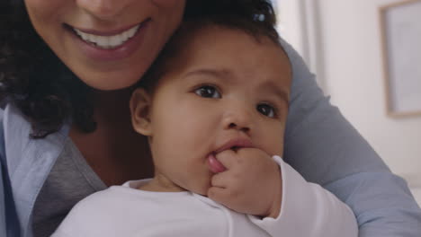 madre y bebé felices chateando por video usando un teléfono inteligente madre compartiendo el estilo de vida de la maternidad sosteniendo a un niño pequeño disfrutando de la comunicación por teléfono móvil con la familia en casa