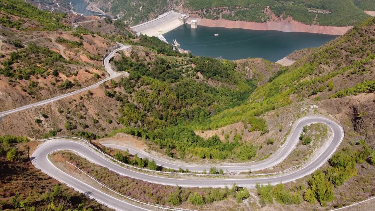 피에르제(fierze)와 알바니아 코만 호수(lake koman)로 가는 경치 좋은 길 - 패닝 업