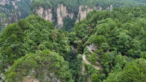 Spektakuläre-Luftaufnahmen-über-Menschen,-Die-Die-Naturwunder-Des-Zhangjiajie-Nationalparks-In-China-Erkunden