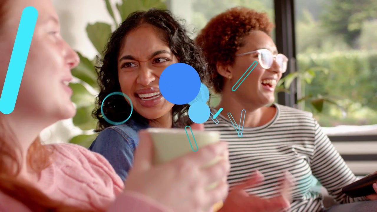 Tres mujeres viendo la televisión, la de la izquierda sosteniendo una taza, la de la derecha usando un control remoto que causa superposiciones turquesas sobre los rostros.