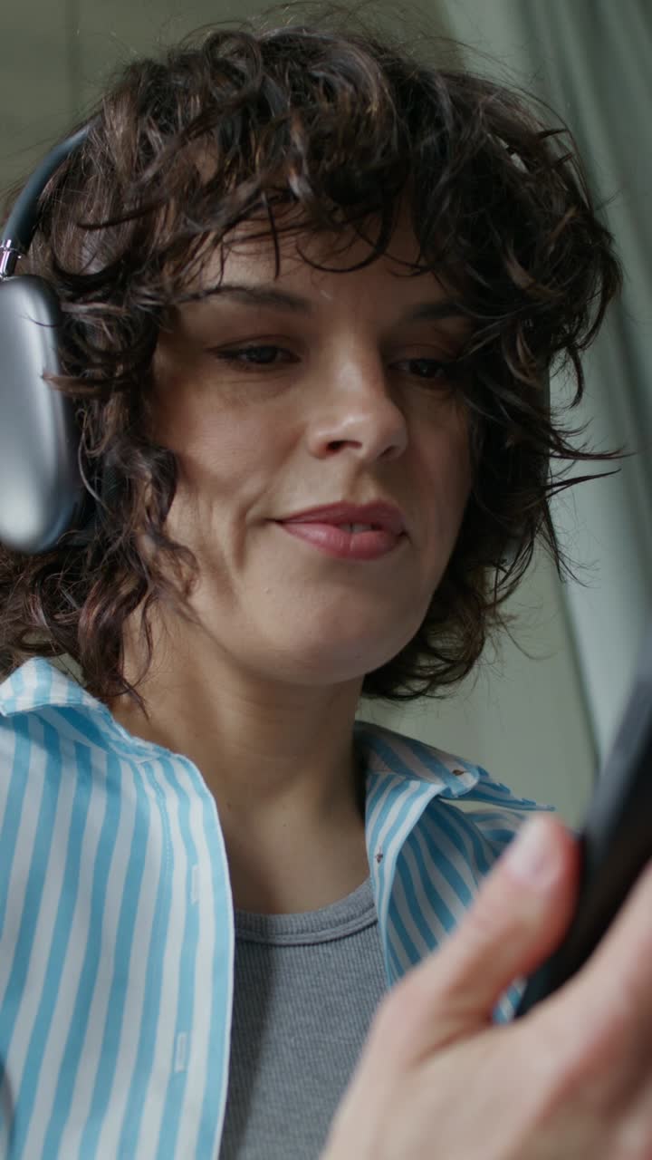 mujer escuchando música y usando su teléfono