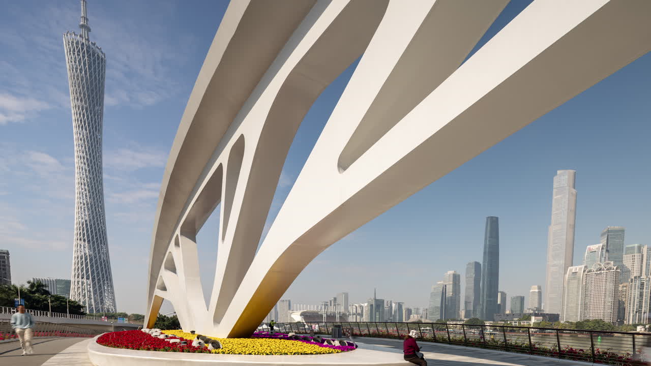 Timelapse di un arco moderno e della Canton Tower nella città di Guangzhou