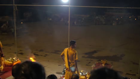 ceremonia religiosa nocturna en varanasi