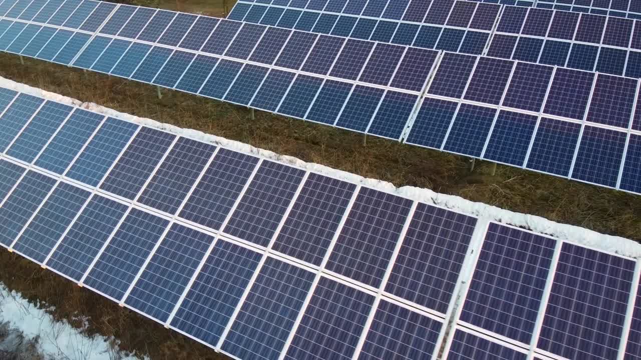 Parco solare panoramico in inverno