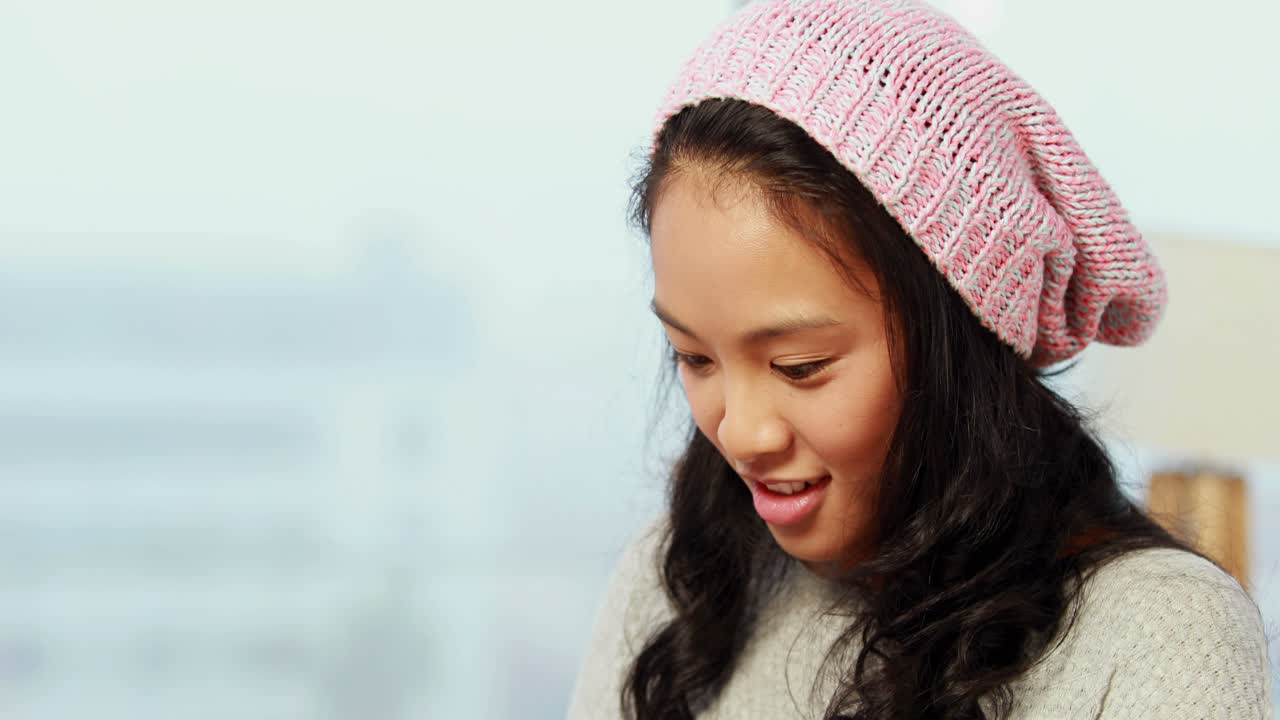 태블릿을 사용하는 캐주얼 사업가