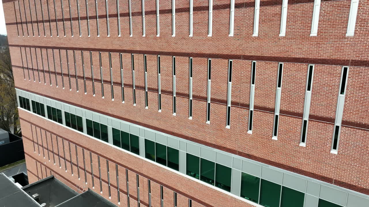 edificio de oficinas de ladrillo