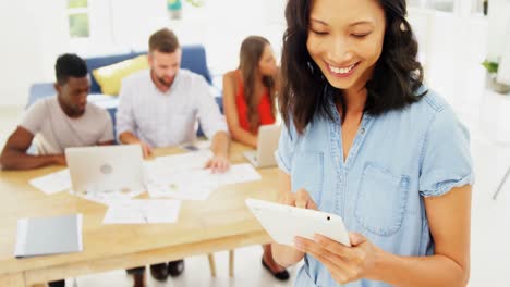 mujer ejecutiva que usa una tableta digital en la oficina