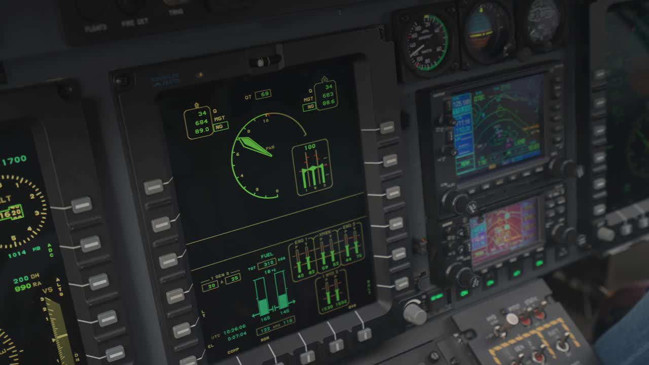исследовать сложные детали приборной панели вертолета и элементы управления с помощью крупного плана, раскрывая точность и сложность авиационных приборов