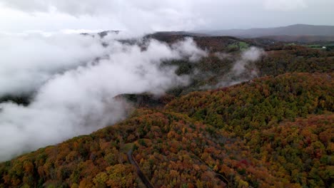 Nubes-Sobre-Colores-De-Otoño-En-Blue-Ridge-Y-Montañas-Apalaches-Cerca-De-Boone-Y-Blowing-Rock-Nc,-Carolina-Del-Norte