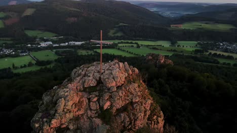 antena, dron nakręcony nad skalistą górą w lesie sosnowym, materiał w tle przyrody