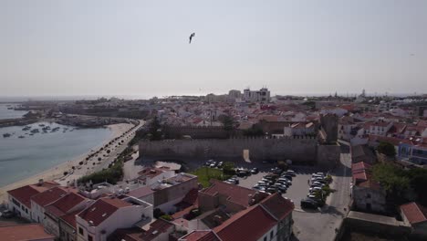 Antena-Que-Establece-Los-Senos-De-La-Ciudad-Costera-En-Portugal,-Paisaje-Urbano-Día-Soleado-De-Verano