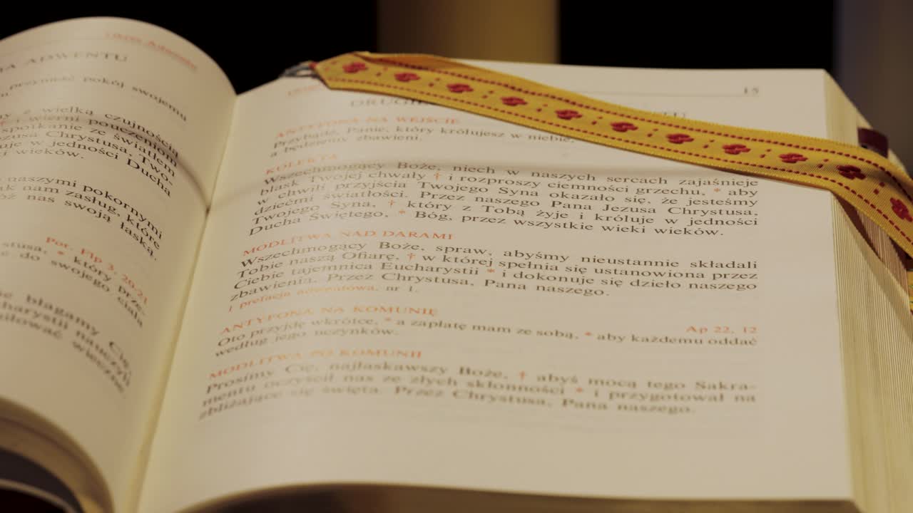 중부 유럽의 한 교회에 있는 신성한 책, 4k 해상도로 촬영되었습니다.