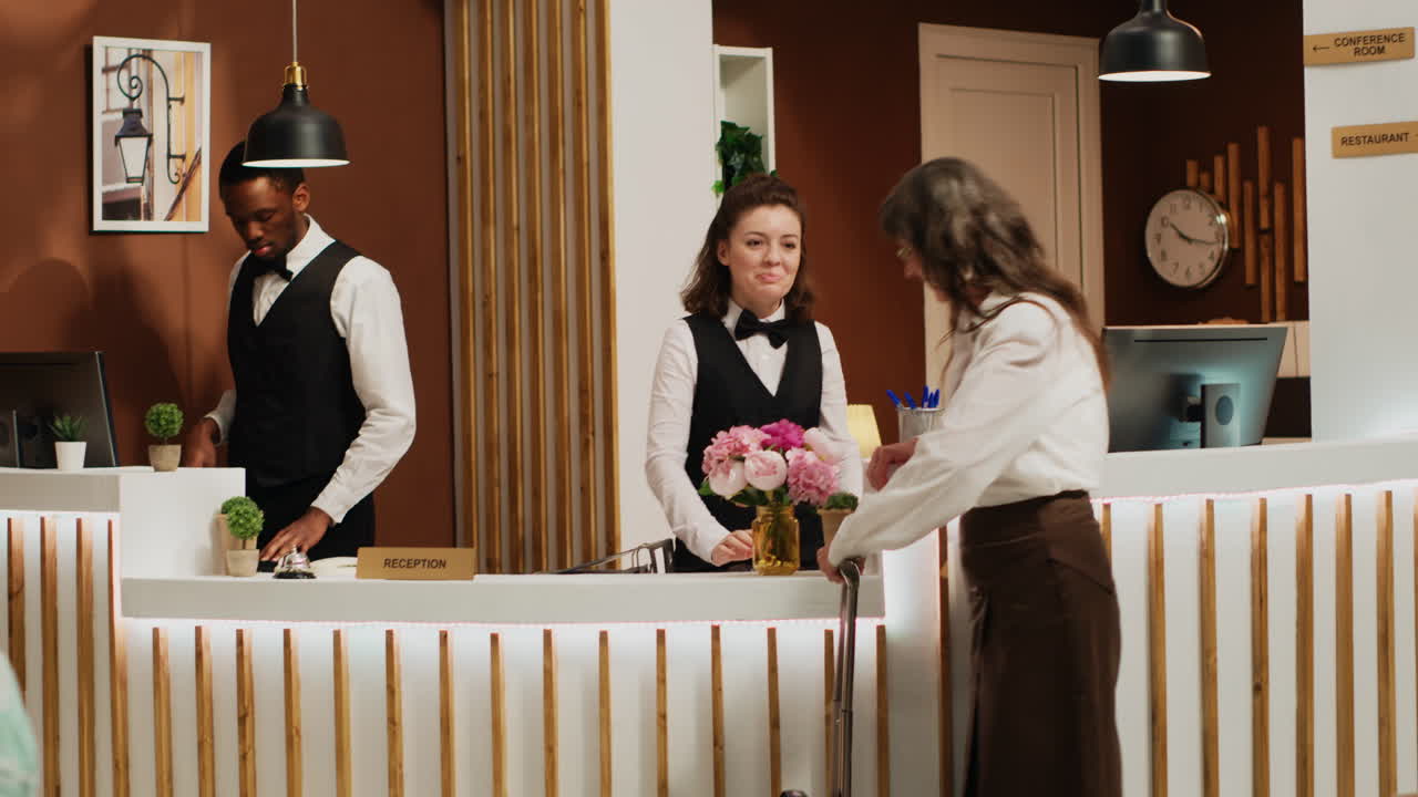 cliente femenina registrarse en un hotel de lujo