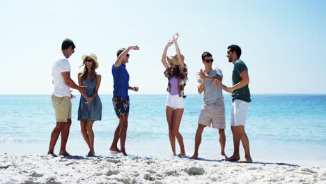 Gruppe-Glücklicher-Freunde,-Die-Am-Strand-Tanzen