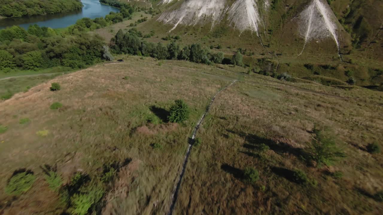 vista aérea de un paisaje rural con caminos y árboles