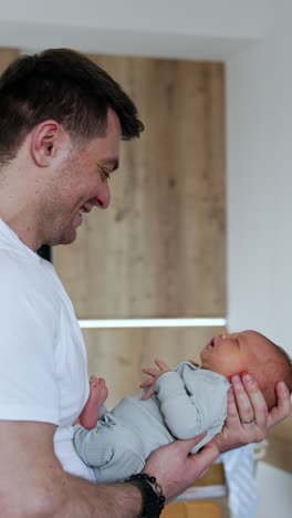 padre y bebé recién nacido