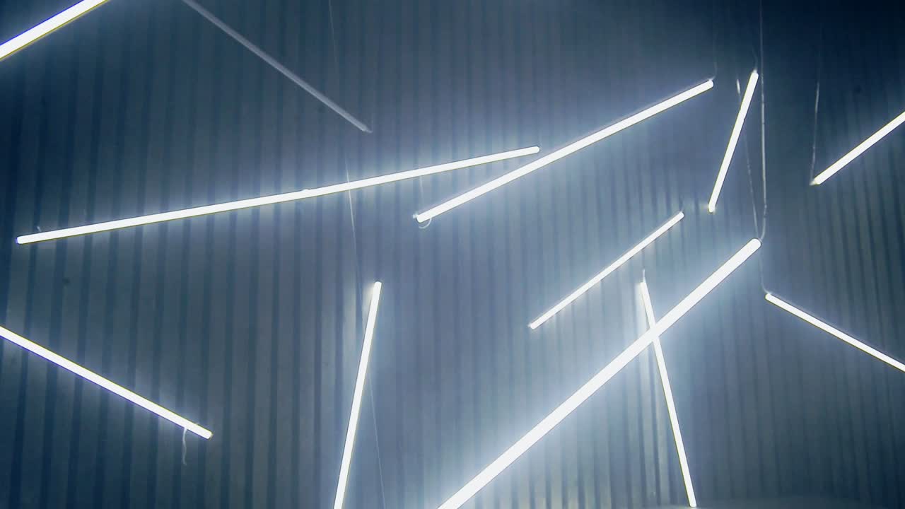 lámparas de neón de fondo. lámparas luminescentes brillan en la oscuridad. luces de club