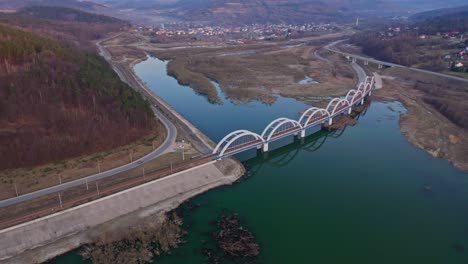 Vista-Aérea-Del-Puente-De-Arco-Ferroviario-Que-Cruza-El-Río-Skawa-Cerca-Del-Pueblo-De-Zembrzyce-En-Polonia