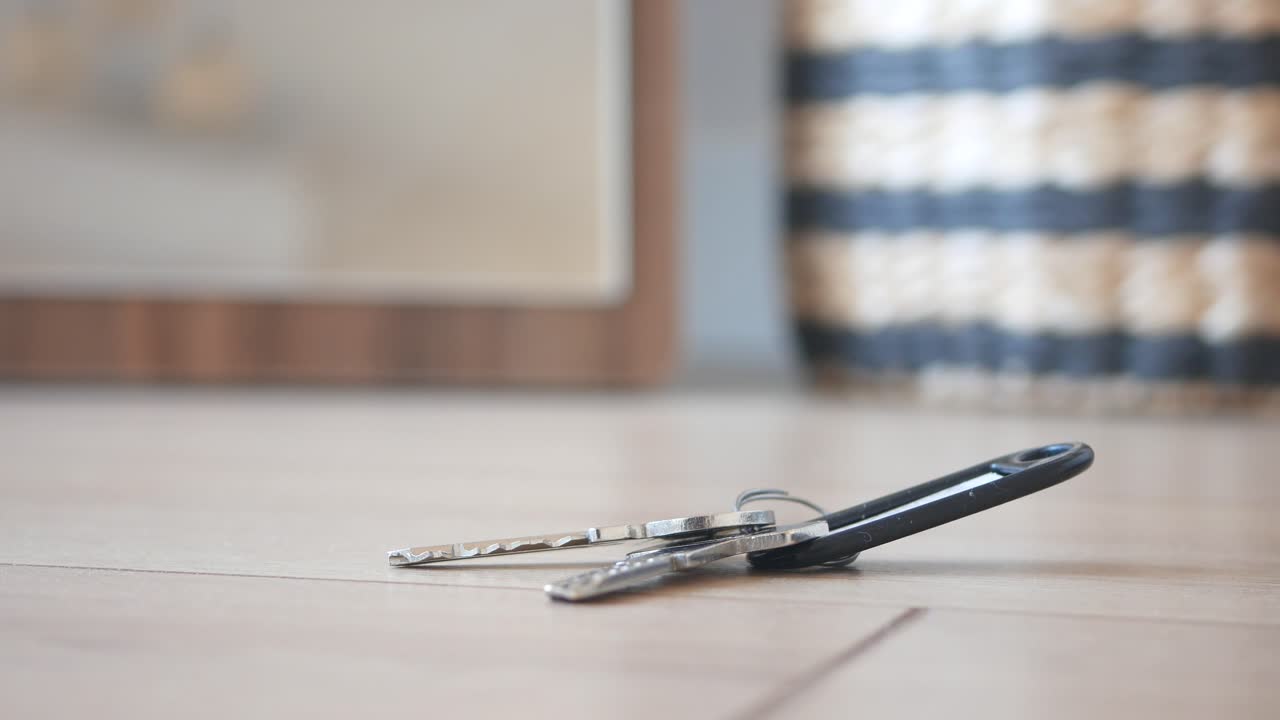 llaves en el suelo de madera