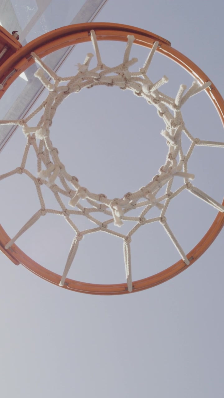Vista dal basso di un canestro da basket contro un cielo terso