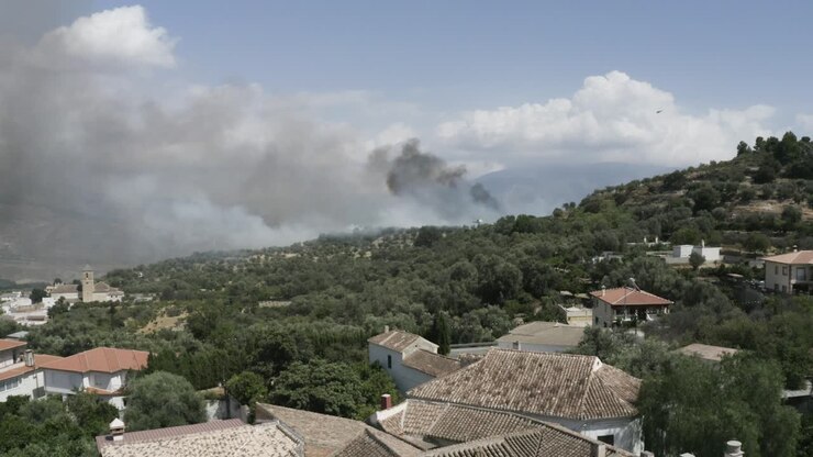 Elicotteri che combattono un incendio boschivo a Pinos del Valle, Andalusia, Spagna