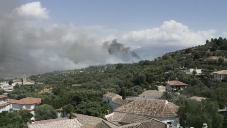helicópteros luchando contra un incendio forestal en pinos del valle, andalucía, españa.