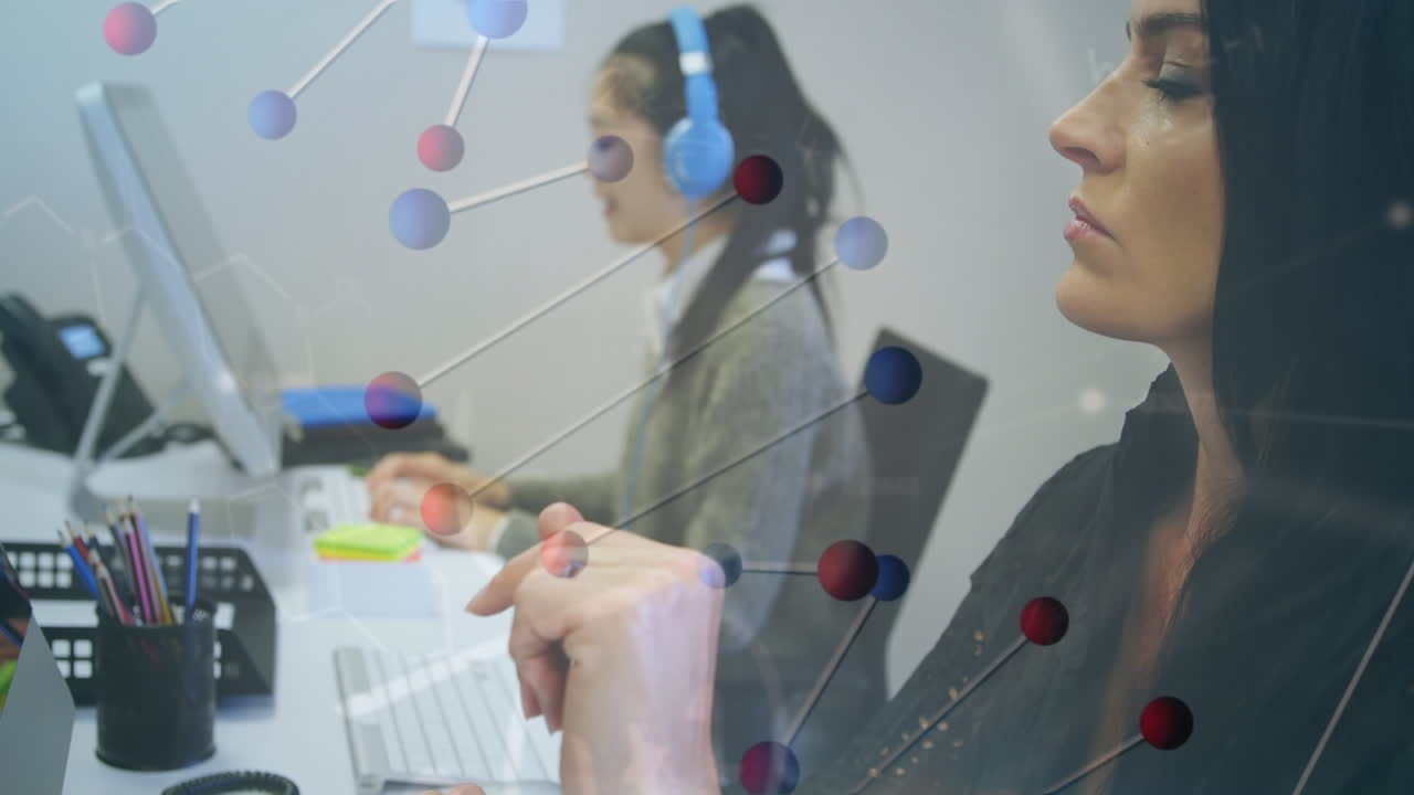 animación de la cadena de adn sobre diversas mujeres de negocios que utilizan computadoras