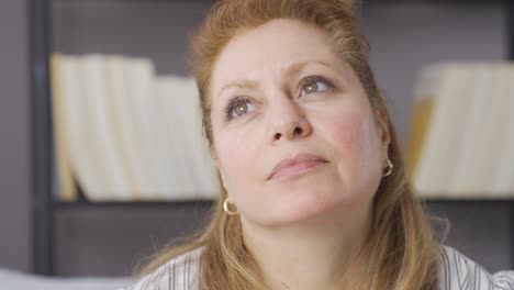 una mujer madura con ojos de color rubio es reflexiva.