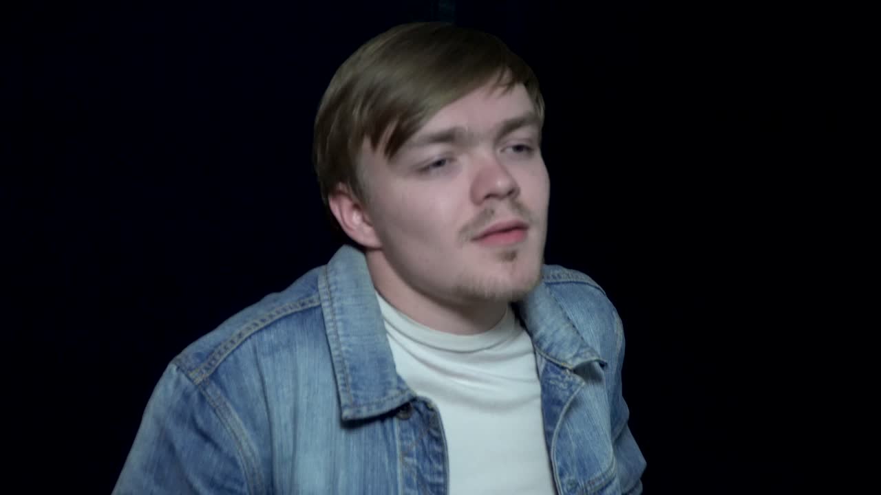 젠임 재을 입은 젊은 남자