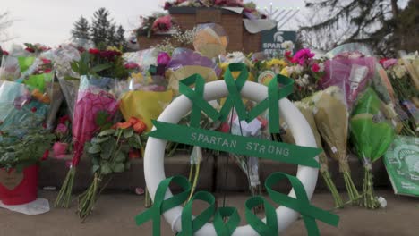 la estatua espartana en el campus de la universidad estatal de michigan, el sitio de un tiroteo masivo en febrero de 2023