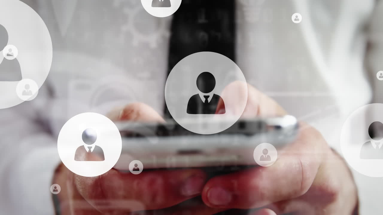 iconos de perfil flotando contra la sección media del hombre de negocios que usa un teléfono inteligente