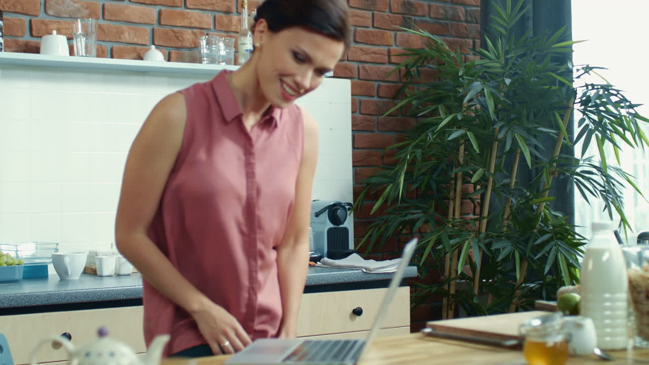 giovane donna che dice ciao sulla webcam