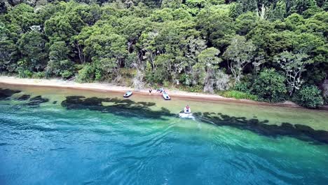 Jetski-An-Einem-Abgelegenen-Strand,-Drohnenaufnahme