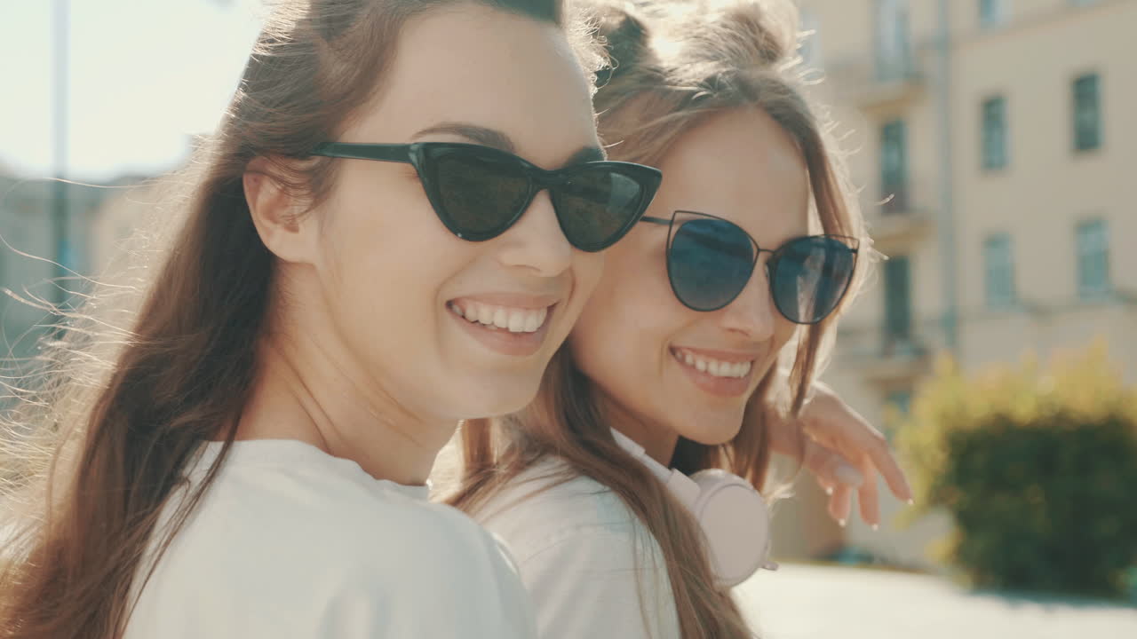 선글라스를 입은 두 명의 행복한 여성 친구