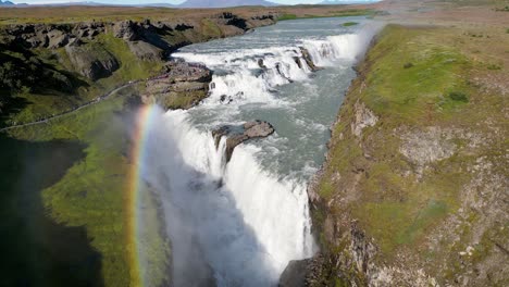 Sin-Duda-Uno-De-Los-Lugares-Más-Asombrosos-De-Islandia,-Las-Cataratas-De-Gullfoss-Forman-Parte-De-La-Famosa-Ruta-Del-Círculo-Dorado