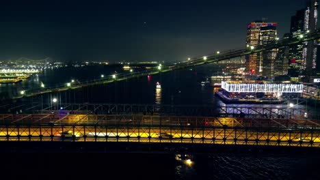 Luces-De-La-Ciudad-Y-De-Los-Vehículos,-Creando-Un-Fascinante-Telón-De-Fondo-Desde-El-Puente-De-Brooklyn