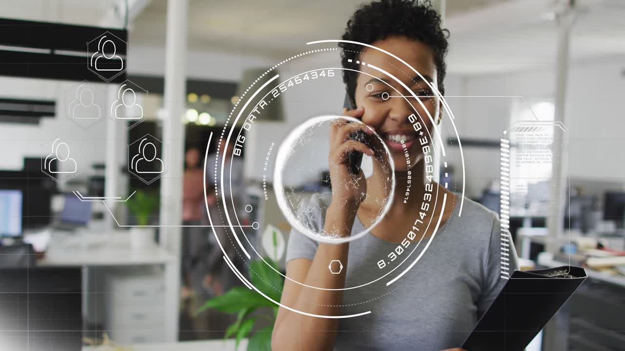 animación de procesamiento de datos y escaneo de alcance sobre una mujer de negocios afroamericana que usa un teléfono inteligente