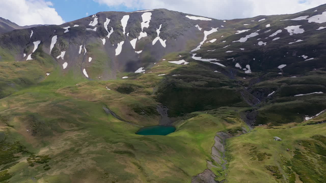 코카서스 산맥의 투셰티 조지아에 있는 오레이트 호수의 넓은 회전 드론 샷